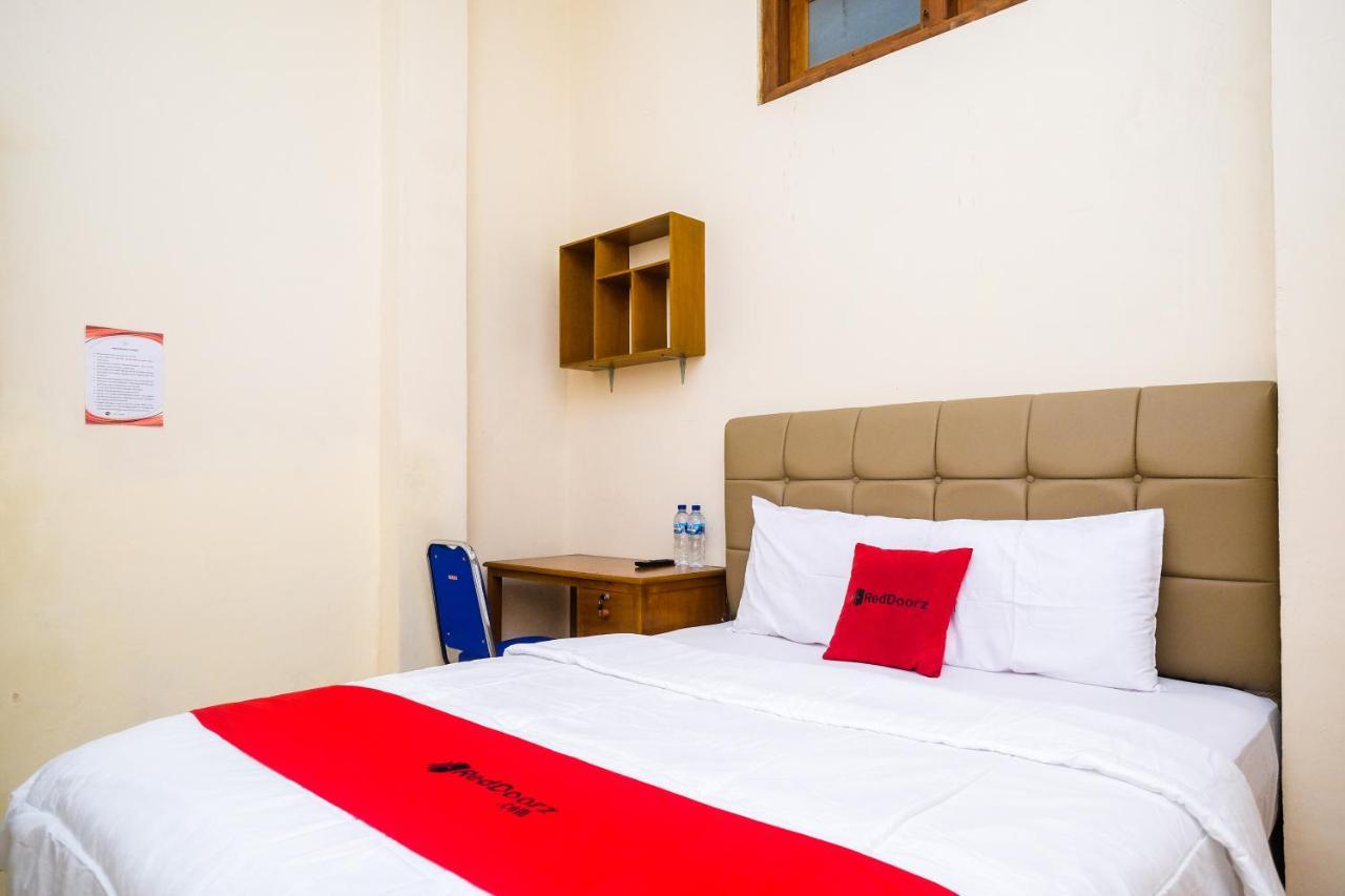 Reddoorz Syariah @ Griya Thamrin Manahan Solo Exterior photo