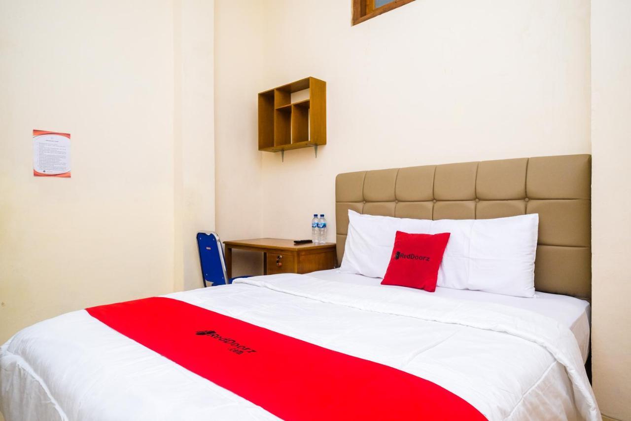 Reddoorz Syariah @ Griya Thamrin Manahan Solo Exterior photo