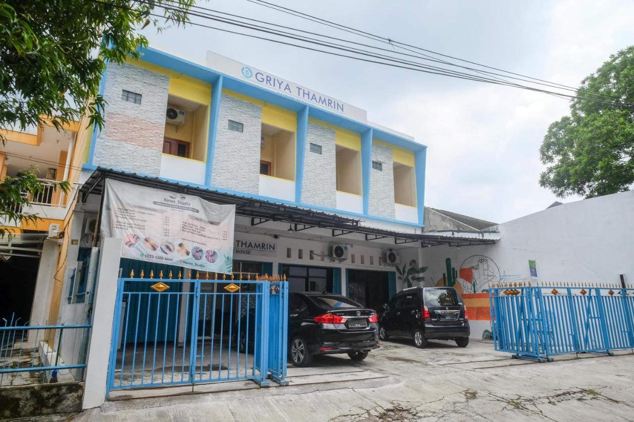 Reddoorz Syariah @ Griya Thamrin Manahan Solo Exterior photo