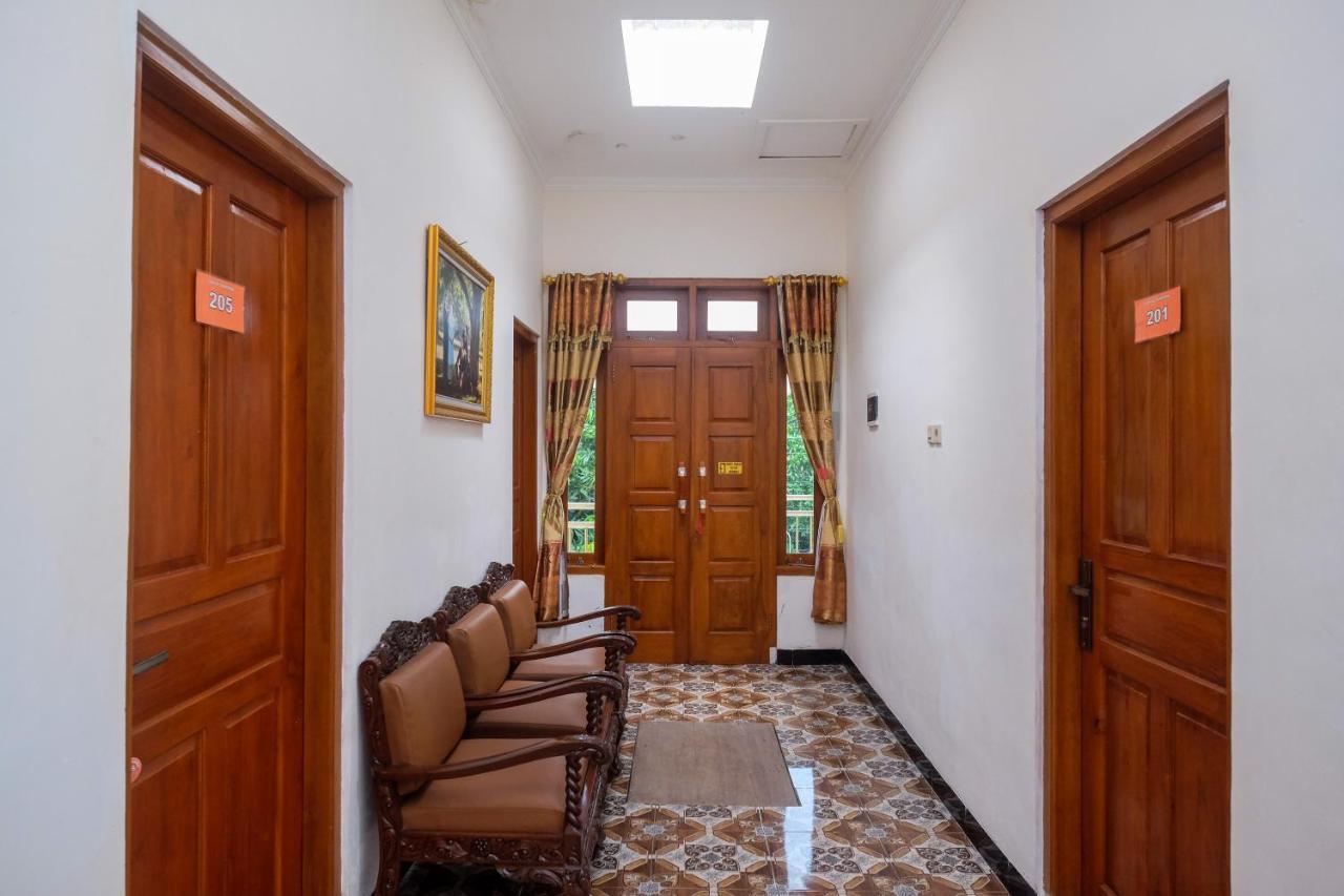 Reddoorz Syariah @ Griya Thamrin Manahan Solo Exterior photo
