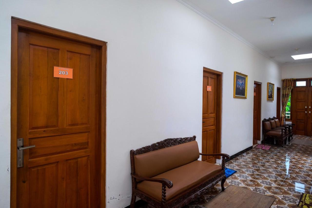 Reddoorz Syariah @ Griya Thamrin Manahan Solo Exterior photo