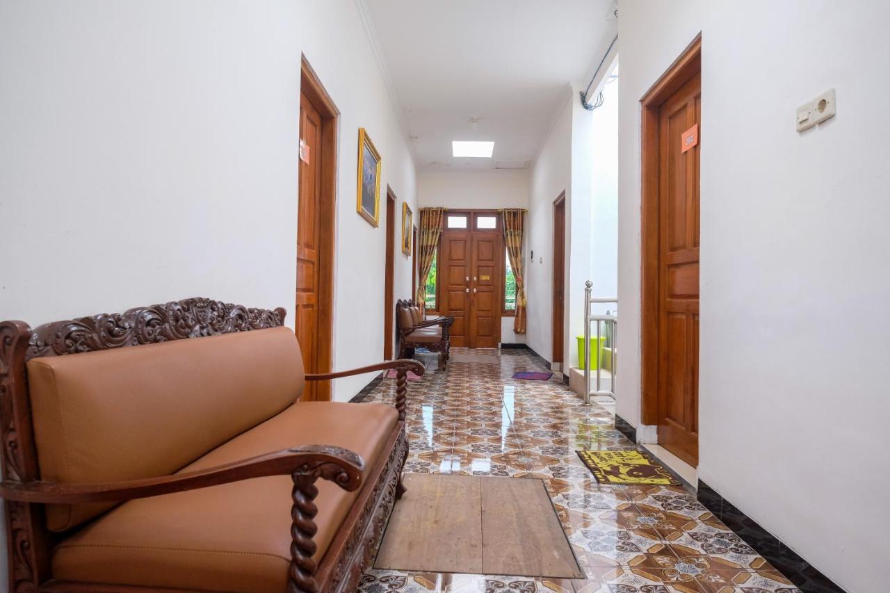 Reddoorz Syariah @ Griya Thamrin Manahan Solo Exterior photo